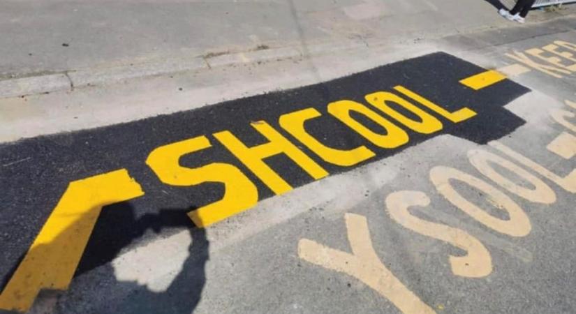 Rosszul festették fel az „iskola” szót a munkások az egyik walesi általános iskola elé