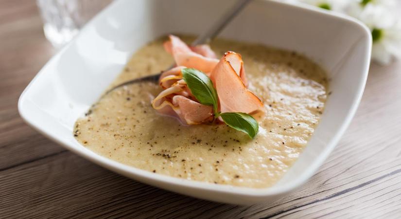 Egyszerű leves recept egy kis csavarral: sülthagyma-krémleves
