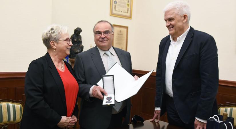 Rangos elismerést vehetett át az egykori szolnoki háziorvos, dr. Gál Imre