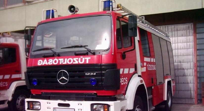 Tűzoltók lepték el az Üllői utat: nyolc vízsugárral oltották a lángokat