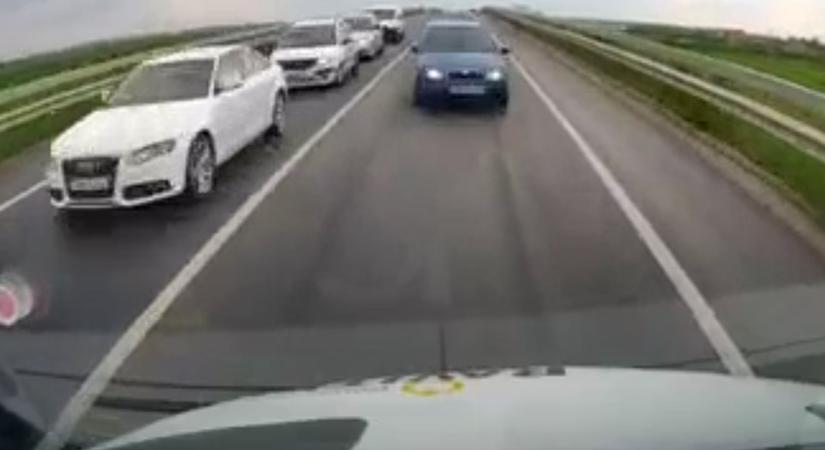 Megpróbálta elkerülni, hogy letarolja az előtte állót, sikerült még durvábban elintéznie magát - videó