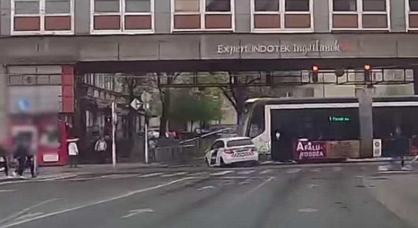 Szirénázva siettek a rendőrök Miskolcon, aztán jött egy villamos - videó