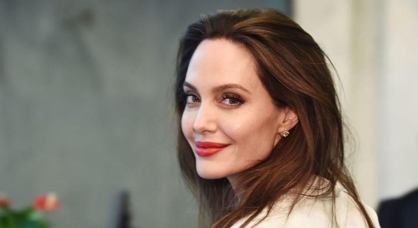 Angelina Jolie lélegzetelállító ruhában ment vacsorázni, és nem is akárkivel