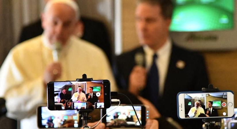 Rogán titkosszolgálata szerint nemzetbiztonsági kockázatot jelentene, ha a 444 munkatársa lefotózhatná a pápát
