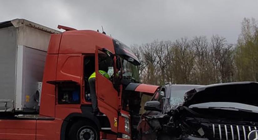 Az úton keresztbe fordított kamion sem érdekelte, direkt nekiment a mercis ámokfutó - fotók
