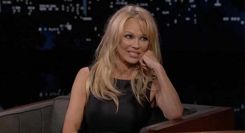 Hűha! Pamela Anderson 55 évesen újra felvette az ikonikus Baywatch-fürdőruháját – fotó