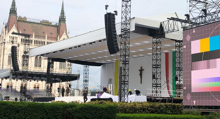 Ferenc pápa a Kossuth téren fog szentmisét tartani, meglestük az előkészületeket, fotók itt