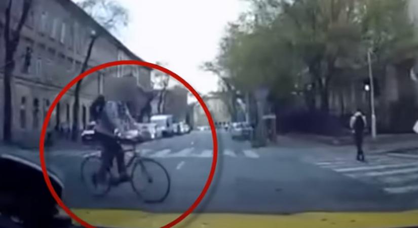 Piroson ment át a biciklis, nagy csattanással gázolta el egy érkező autó Budapesten - videó