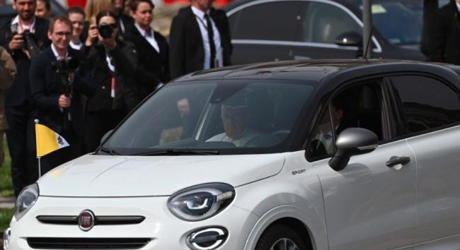 Ferenc pápa egy Fiat 500-assal gördült a Sándor-palota elé