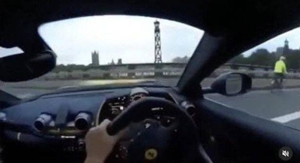 London egyik hídján vesztette el uralmát Ferrarija felett egy sofőr