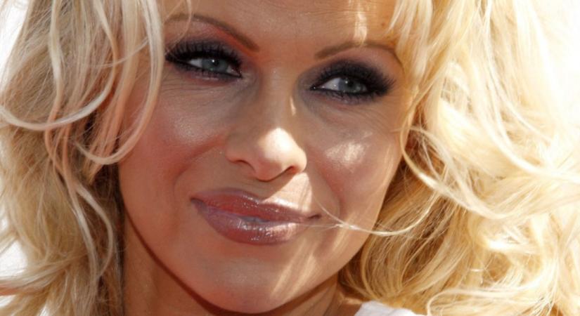 Eláll a lélegzeted: Pamela Anderson 55 évesen ismét felvette ikonikus, tűzpiros Baywatch-ruháját - Fotók
