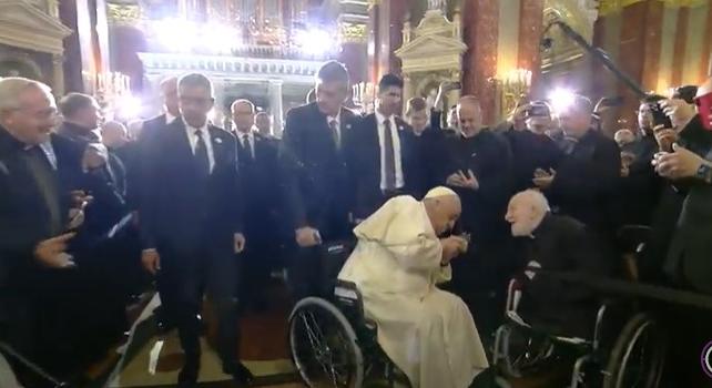 Kezet csókolt a pápa a Szent István Bazilikában - fotó