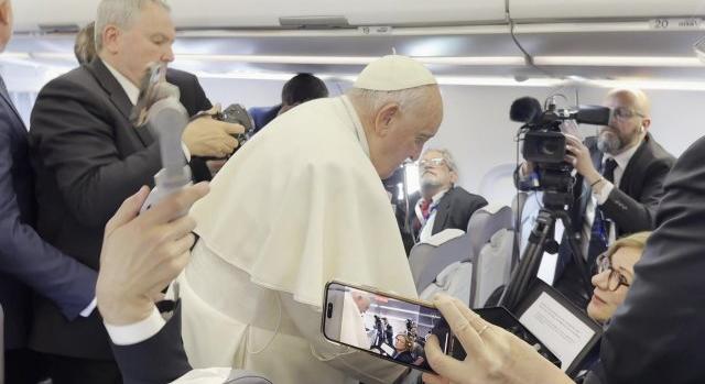 Nemzetbiztonsági kockázatnak tartották, ezért nem tudósíthatott Ferenc pápáról a 444 korábban Pegazussal megfigyelt fotósa
