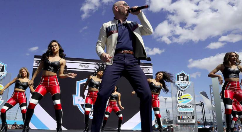 Pitbull vadiúj videóklipje egy két és fél perces NASCAR-reklám
