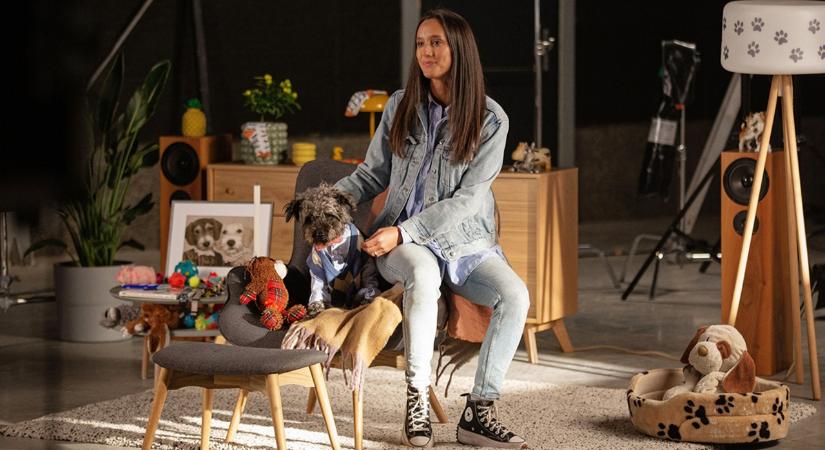 Trokán Nóra és Kócos, az árva kutya együtt bíztatnak az örökbefogadásra a Vigyél Haza Alapítvány kisfilmjében