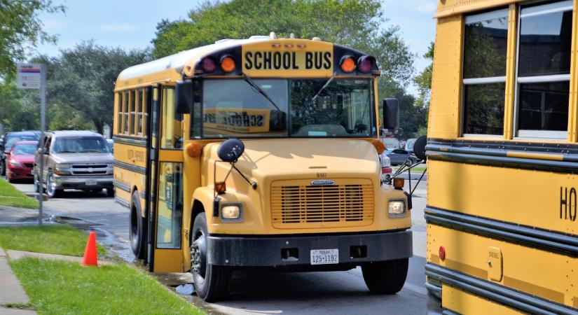 Rosszul lett a buszsofőr, egy 13 éves fiú mentette meg az osztály életét