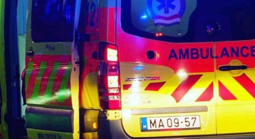 Tragikus autóbaleset Aszódnál – meghalt egy 35 éves nő, miután felborultak autójukkal