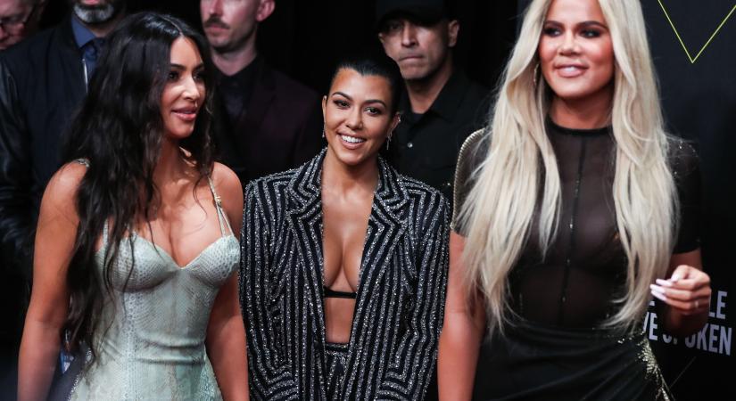 Közös fotón, bikiniben pózol a három Kardashian lány