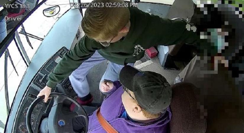 Hősként ünneplik azt a 13 éves fiút, aki a sofőr ájulása után biztonságba kormányozta az iskolabuszt - Videó