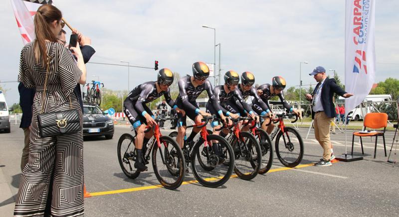 Országútis hírek külföldről: a Friuli nyerte a Carpathian budapesti nyitányát, UCI pontokat szerzett Zsankó Petra, Yates sikere a Romandia királyszakaszán