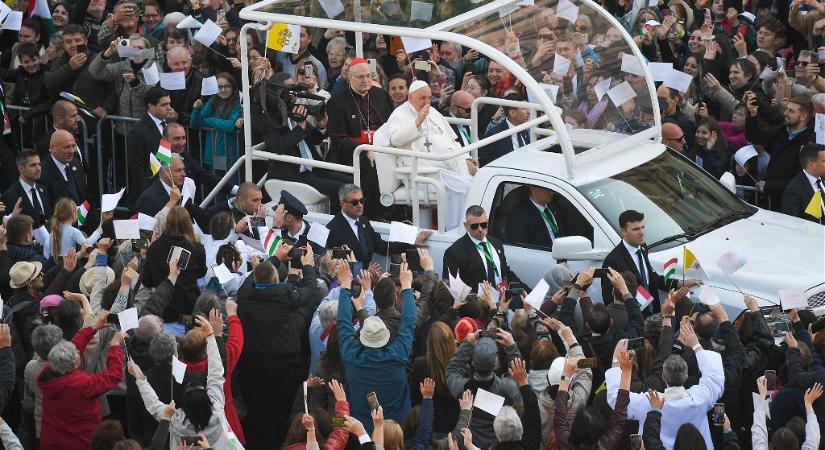 Fotókon Ferenc pápa megérkezése a pápamobillal a Kossuth térre