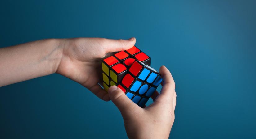 Tizenöt milliárd forintért adják el a Rubik-kocka tulajdonjogait