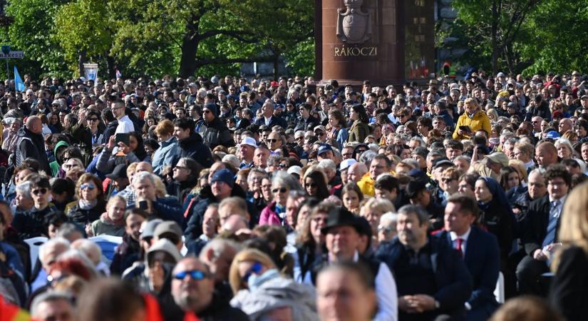 Megtelt a Kossuth Lajos tér a pápai misére