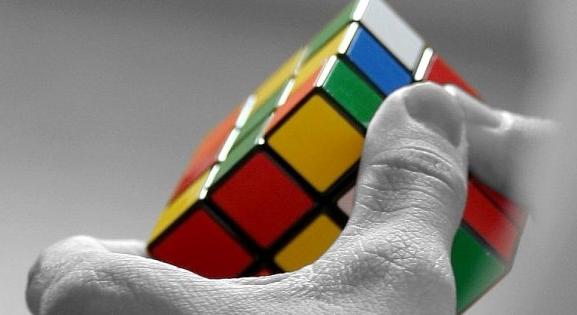 Rubik Ernő eladja a Rubik-kockát