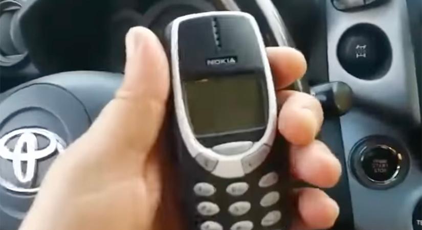 VIDEÓ: Átalakított Nokia 3310 retro mobillal lopnak autókat