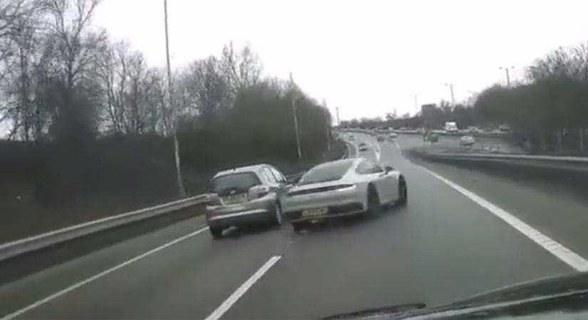 Előzni akart a porschés, akkora pofont kapott a szalagkorláttól, hogy csak úgy csattant - videó