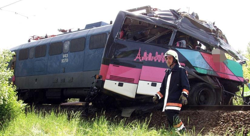 Harminchárom áldozatot követelt a vonatbaleset Siófokon – a borzalmas tragédia 20 éve történt