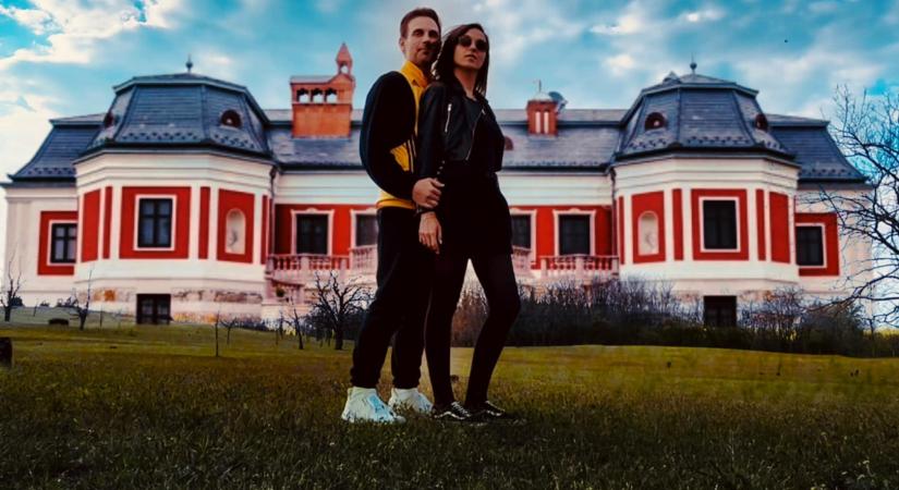 Három a magyar igazság – ugyanabban a kastélyban forgatta új klipjét Rácz Gergő, ahol Horányi Juli és Rúzsa Magdi