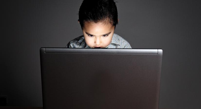 Így marad biztonságban a neten a gyerek a mostani szünetben is