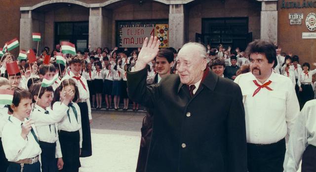 Langyos sör, hideg virsli: mindennapok a kommunista tömegszervezetekben
