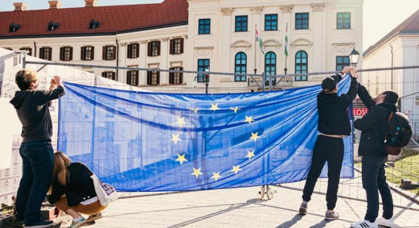 A Momentum Mozgalom kifeszítette az Európai Unió zászlaját a Karmelita kolostor előtti kordonra
