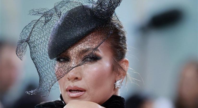 Csak egy leheletnyi anyag takarta a szuper-dögös Jennifer Lopez kebleit a Met-gálán