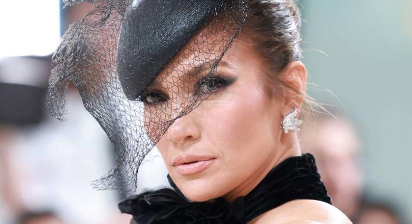 Az 53 éves Jennifer Lopez a Met-gálán kivágott estélyiben kápráztatott el mindenkit: ilyen ruhákba bújtak a sztárok