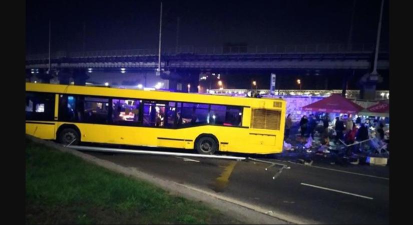 Járdán gázolt egy busz Kijevben