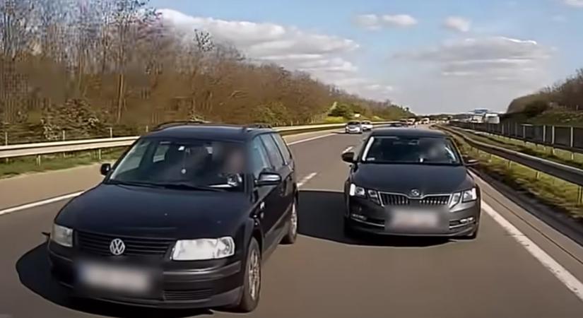 Egymással kakaskodott két autós az M0-son, aztán beszállt egy harmadik is rendet tenni - videó