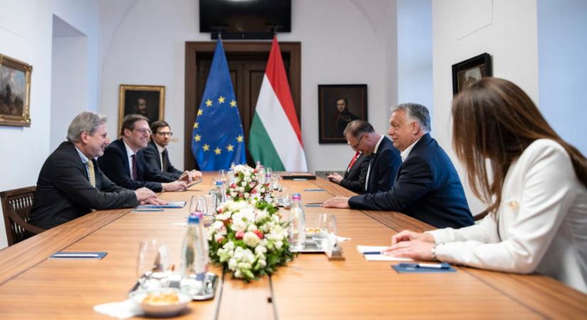 Johannes Hahn uniós biztossal tárgyalt Orbán Viktor