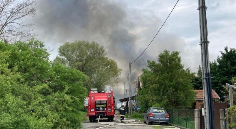 Tűz a szomszédos vármegyében - 11 tűzoltóautóval próbálják megfékezni a csarnokban a lángokat - Fotó, videó