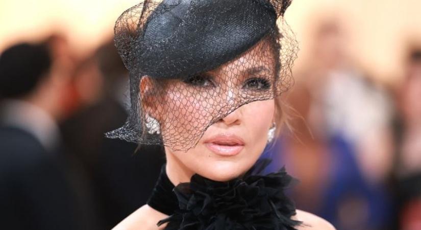 Jennifer Lopez szettje nem sokat hagyott a képzeletre: a popdíva extrém, kivágott ruhában jelent meg a Met-gálán