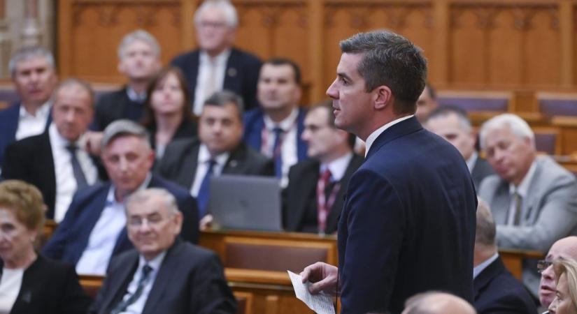 „Maga egy tőről metszett kommunista, drága barátom” – elkezdődött az Országgyűlés heti ülése