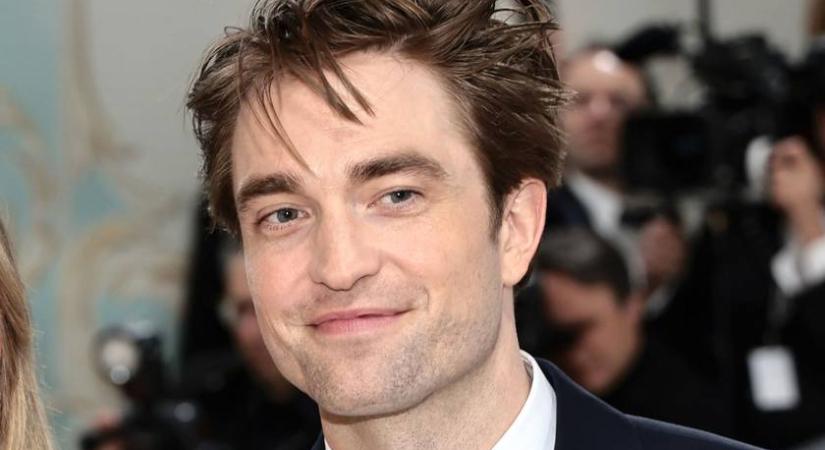 Robert Pattinson le se akarta venni a kezét gyönyörű modell barátnőjéről: sztárpárok a 2023-as Met-gálán