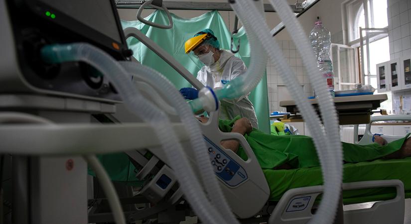 Elhunyt 56 beteg, továbbra is 2000 fölött az új fertőzöttek száma