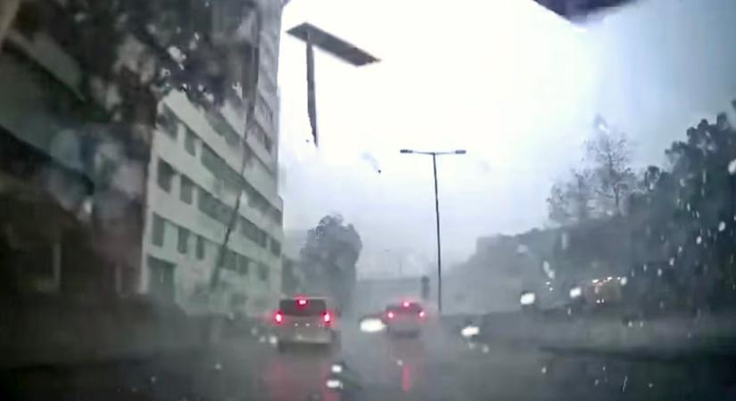 Autókat trafáltak telibe a napelemek, amiket a hatalmas vihar tépett le a háztetőkről