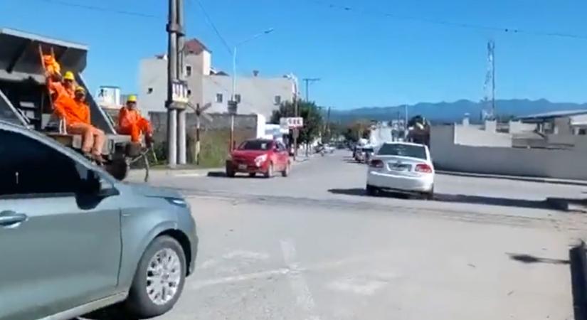 Lassan tolatott a vonat, aztán jöttek az autók, egyszerűen felfoghatatlan, mi lett a vége - videó