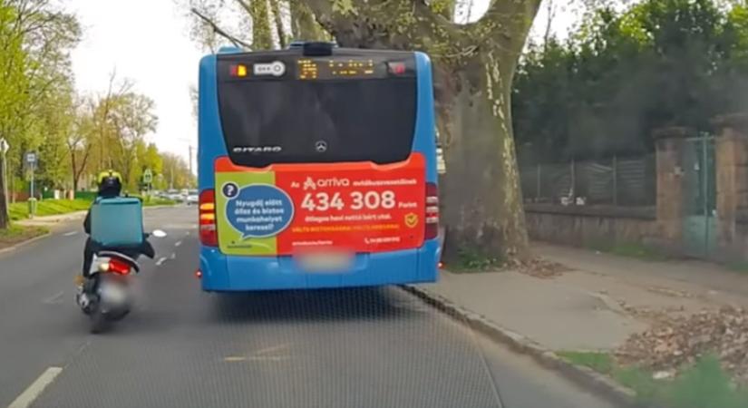 Az életét sem féltette a robogós ételfutár, csak azért is megelőzte a buszt Budapesten - videó