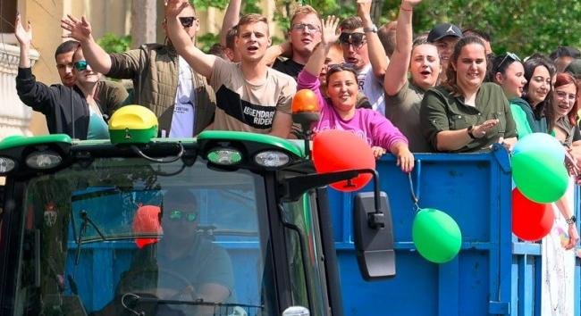 Debreceni bolondballagás traktorokkal, stílszerűen