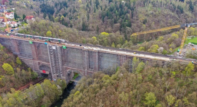 A világ második legnagyobb téglahídját, a 150 éves Elster Viaduktot renoválják Németországban